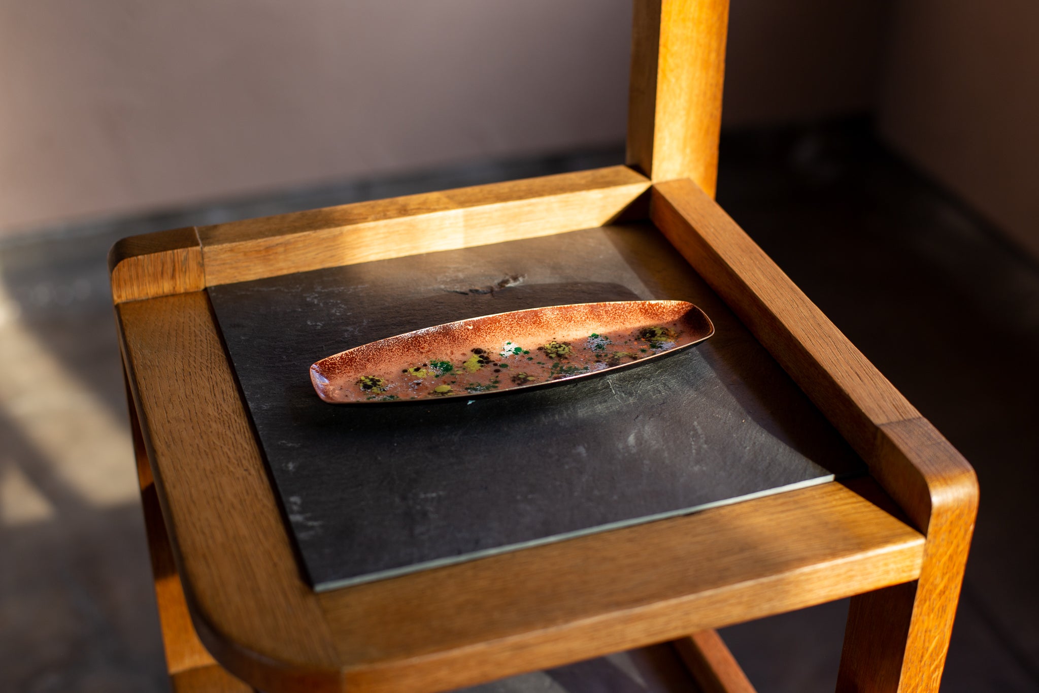 ドイツでc.1960sに製作されたヴィンテージのアイアンエナメルプレート。鉄のベースに赤茶、黄色、緑のエナメルが施された、抽象的な色彩が美しい装飾トレイ。