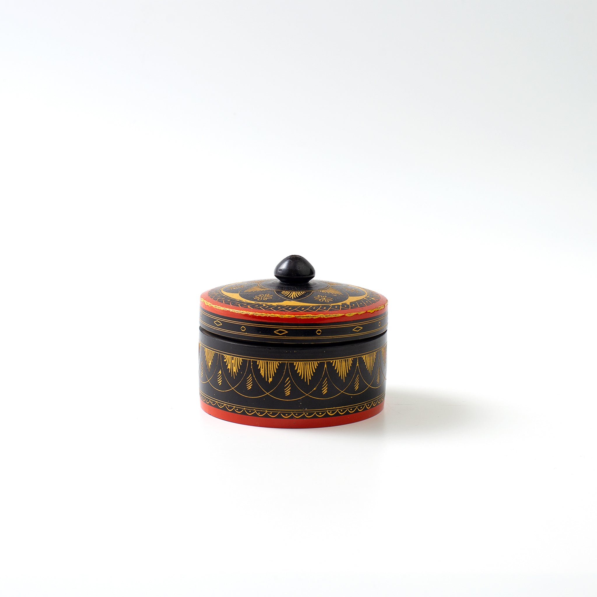 1970年代から80年代ドイツ製のヴィンテージ木箱。蓋に花模様が彫り込まれたラウンド型のデザインで、使い込まれた木の質感とレトロな雰囲気が特徴的な小物入れ。