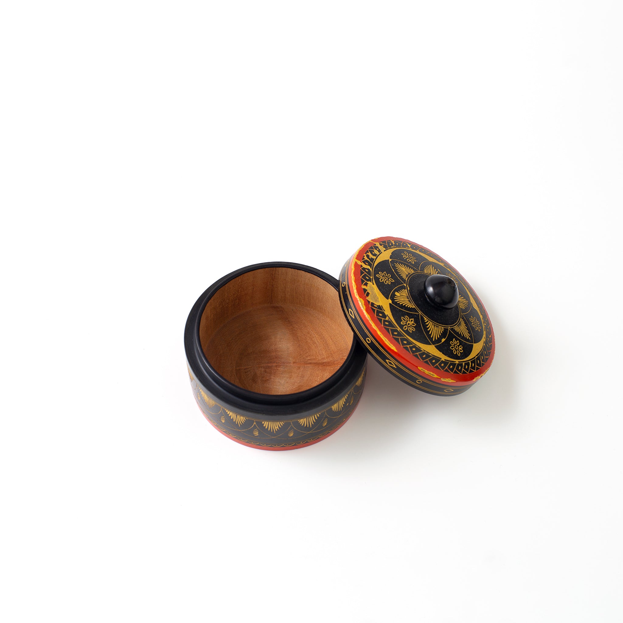 1970年代から80年代ドイツ製のヴィンテージ木箱。蓋に花模様が彫り込まれたラウンド型のデザインで、使い込まれた木の質感とレトロな雰囲気が特徴的な小物入れ。